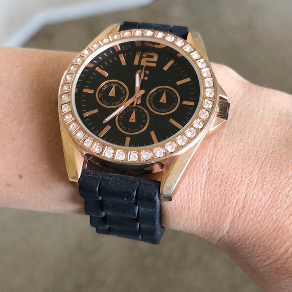 Black & Gold Watch⌚️🔱 - Picture 2 of 4